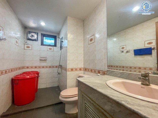 *****อาคารพาณิชย์มือสองย่านนนทบุรี อาคารพาณิชย์ ติดถ.แจ้งวัฒนะ เนื้อที่มากถึง 38 ตร.ว. ฟังก์ชันจัดเต็มถึง 6 ห้องนอน 4 ห้องน้ำ 2 ที่จอดรถ จะทำเป็นบริษัท หรือจะอยู่อาศัยก็ดี บนทำเลศักยภาพสุดๆ ใกล้เซ็นทรัลแจ้งวัฒนะ, รถไฟฟ้า (ในอนาคต) สายสีชมพู "สถานีแจ้งวัฒนะ-ปากเกร็ด 28" และทางด่วน "ศรีรัช"